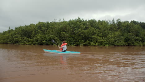Mujer-Sola-En-Kayak-A-Lo-Largo-Del-Río-En-Tambor,-Costa-Rica