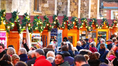 Sehr-Geschäftiger-Winchester-Christmas-Market-Chalets,-Shopping,-Stände-Und-Musik