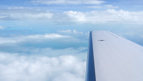 Szene-Des-Flugzeugflügels,-Der-über-Wolken-Fliegt