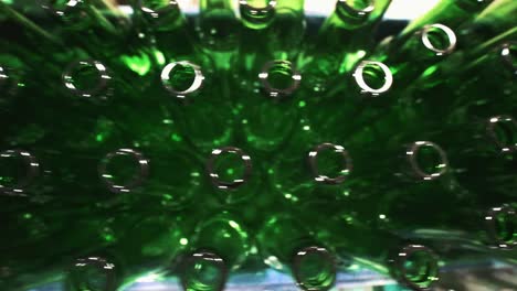 Nahaufnahme-Von-Leeren-Grünen-Flaschen,-Die-An-Der-Heineken-Bierabfüllanlage-Vorbeigehen