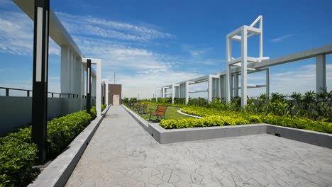 Garten-Im-Modernen-Stil-Auf-Dem-Dach-Des-Gebäudes-Mit-Klarem-Blauem-Himmelshintergrund
