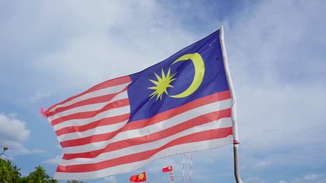 Bandera-De-Malasia-En-El-Viento-En-La-Playa-De-Cenang