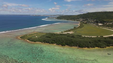 Drohne,-Die-über-Den-Asan-Punkt-Und-Die-Korallen-Von-Guam-Hinabschwenkt