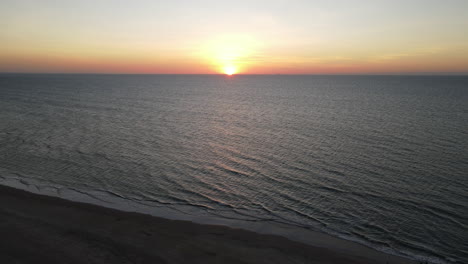 Langsame-Luftdrohnenaufnahme-Von-Orangefarbenem-Sonnenuntergang-Und-Blauem-Ozean-Am-Lee-Point-Beach-In-Darwin,-Northern-Territory
