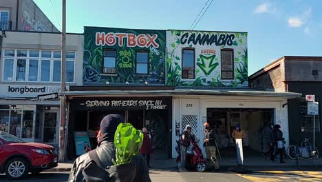 Hotbox-store-sells-Cannabis-legally,-Storefront-in-Kensington-Market
