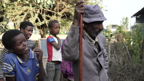 Un-Grupo-De-Lugareños-Asiste-A-Un-Evento-Benéfico-En-Ziway,-Etiopía.