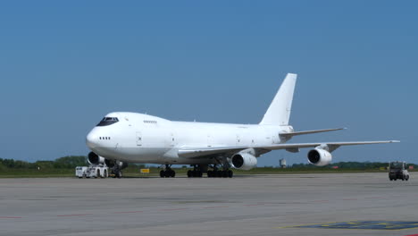 Boeing-Jumbo-Jet-Empujando-Hacia-Atrás-Antes-De-La-Salida-En-El-Aeropuerto