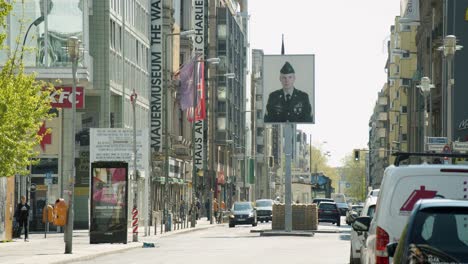 Berühmter-Checkpoint-Charlie-Mit-Porträt-Des-Amerikanischen-Soldaten-In-Berlin