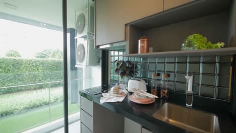 Stilvolle-Dekorationsidee-Für-Den-Küchenbereich-Einer-Wohnung-Oder-Eigentumswohnung-Mit-Dunklen-Keramikfliesen