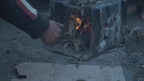 Refugiados-Encendiendo-Fuego-Para-Mantenerse-Calientes-En-El-Campamento-De-Moria-De-Invierno