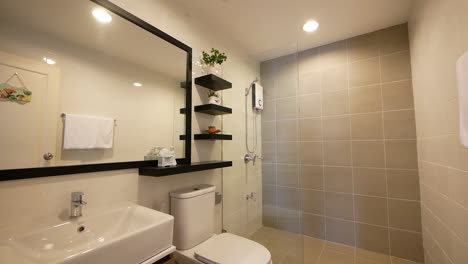 Moderne-Und-Stilvolle-Badezimmerdekorationsidee-Mit-Großem-Spiegel-Und-Beigen-Fliesen