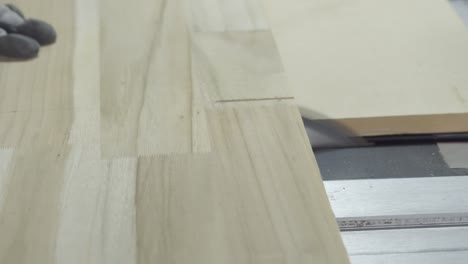 Holzplatte-Mit-Tischsäge-Geschnitten