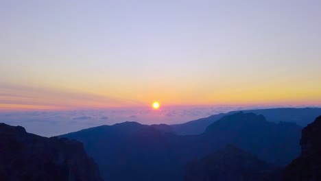 Atemberaubender-Sonnenuntergang-über-Den-Wolken-Am-Pico-Do-Arieiro,-Insel-Madeira,-Portugal