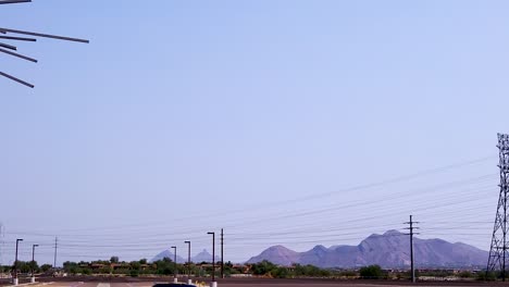 Pan-Desde-Líneas-Eléctricas-De-Alta-Tensión-Hasta-La-Enorme-Escultura-De-Caballo-De-Metal-En-West-World,-Scottsdale,-Arizona