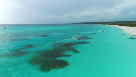 Luftsockel-über-Dem-Türkisfarbenen-Meer-Der-Eagles-Bay,-Dominikanische-Republik