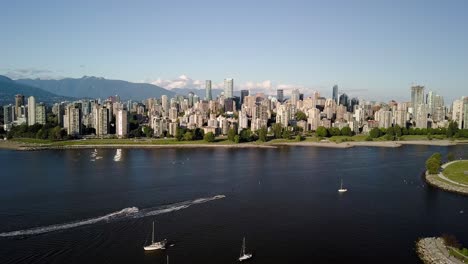 Beliebter-Kitsilano-Strand,-Kits-Strand-Mit-Booten-Und-Jet-Ski,-Der-Eine-Spur-Auf-Dem-Blauen-Ozean-Hinterlässt,-Mit-Der-Skyline-Der-Innenstadt-Und-Der-Englischen-Bucht-In-Vancouver,-Britisch-Kolumbien,-Kanada