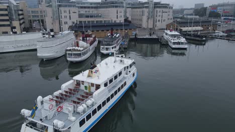 Ferry-Blanco-Que-Llega-A-Lilla-Bommen-En-Gotemburgo,-Suecia---Drone-Aéreo