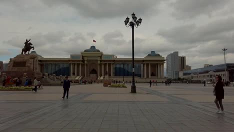 Statue-Von-Dschingis-Khan-In-Der-Mitte-Mit-Skulpturen-Boorchi-Und-Muqali-Auf-Dem-Sukhbaatar-Platz