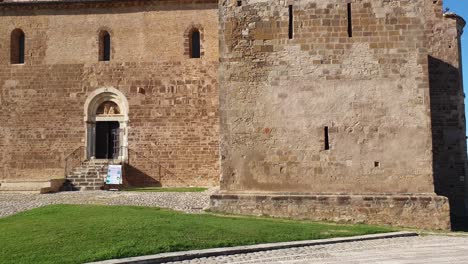 Seitentür-Von-San-Giovanni-In-Der-Abtei-Von-Venere