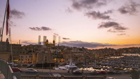 Wunderschöner-Sonnenuntergang-Im-Zeitraffer-über-Vittoriosa-Marina-Und-Kirche-In-Malta
