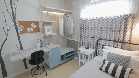 Einfarbige,-Schicke-Und-Stilvolle-Schlafzimmerdekoration-Aus-Holz-Mit-Einzelbett