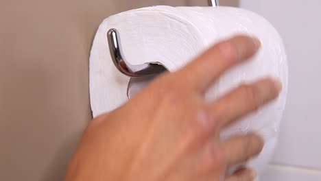 Wechseln-Einer-Frischen-Toilettenpapierrolle