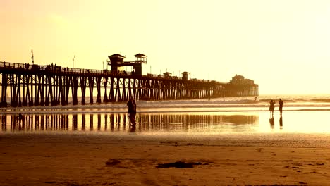 Vista-Del-Atardecer-En-La-Playa-De-Oceanside-En-El-Sur-De-California
