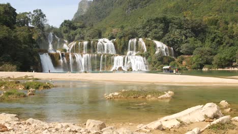 Famous-Ban-Gioc---Detian-Falls-In-Cao-Bang,-On-The-Border-Between-Vietnam-And-China---Tourist-Attraction---Panning-Shot