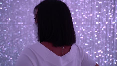 Folgende-Aufnahme,-Rückseite-Eines-Mädchens-Im-Digital-Art-Museum-In-Tokio-Mit-Neonlichtern