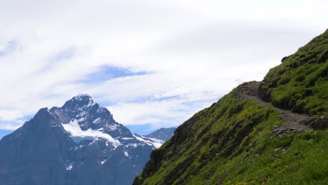 Grupo-De-Personas-Caminando-En-Los-Alpes-Suizos,-Grindelwald-Suiza