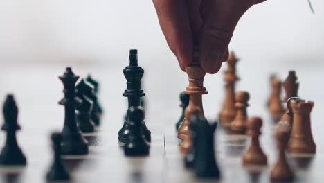 Zeitlupenaufnahme-Einer-Schachfigur-Des-Weißen-Königs,-Die-Die-Schachfigur-Des-Schwarzen-Königs-Umwirft-Und-Das-Schwarze-Team-Besiegt