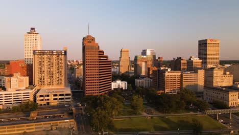 Fliegen-Um-Die-Skyline-Der-Innenstadt-Von-Memphis-Bei-Sonnenuntergang-4k