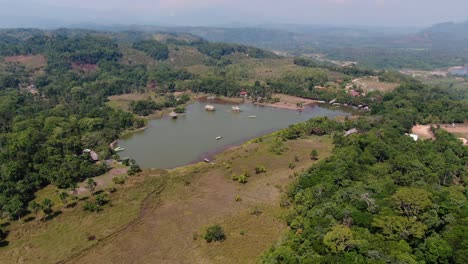 Hervorragender-4K-Panoramablick-über-Die-üppig-Grüne-Tropische-Regenwaldregion-In-Tingo-Maria-Mit-Schwerpunkt-Auf-Der-Laguna-De-Los-Milagros