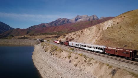 Tren-Estacionado-A-Lo-Largo-Del-Embalse-De-Deer-Creek-En-El-Otoño-De-Utah