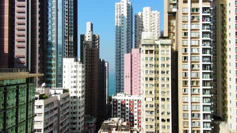 Luftaufnahme-Der-Mega-Wohnwolkenkratzer-Und-Des-Verkehrs-In-Der-Innenstadt-Von-Hongkong-An-Einem-Schönen-Tag
