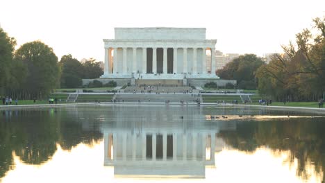 Monumento-A-Lincoln-Que-Se-Refleja-En-La-Piscina,-Washington-DC,-Estados-Unidos