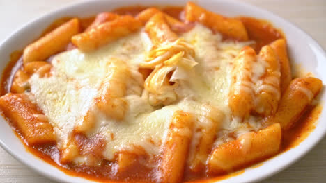 Korean-rice-cake-in-spicy-Korean-sauce-with-cheese,-Cheese-Tokpokki,-Tteokbokki-with-Cheese---Korean-food-style