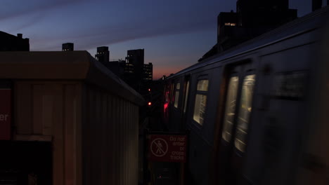 Subway-departs-from-Myrtle-Ave-at-dusk
