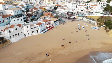Pintoresca-Playa-De-Carvoeiro-Y-Ciudad-Turística,-Algarve