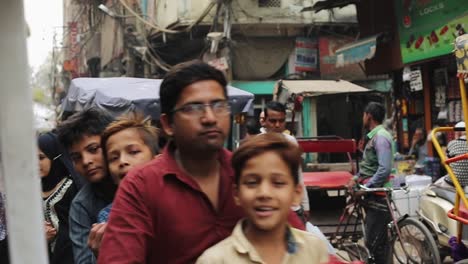 Un-Auto-Eléctrico-Paseo-En-Rickshaw-A-Través-De-Las-Concurridas-Y-Estrechas-Calles-De-Chandni-Chowk-En-La-Vieja-Delhi,-India,-Asia