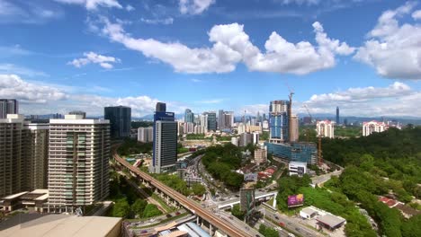 Malaysisches-Stadtbild-Tagsüber---Autobahn-Und-Verkehr-Umgeben-Von-Gebäuden
