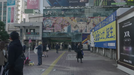 Gente-Mirando-Y-Pasando-Por-Un-Hombre-Vestido-Como-Donald-Trump-Fuera-De-La-Estación-De-Shibuya-Durante-Covid-19-En-Tokio,-Japón
