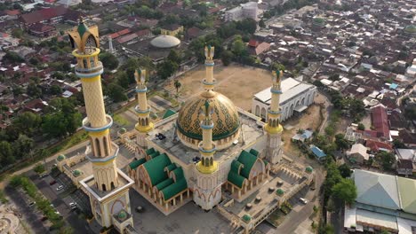 Islamisches-Zentrum-Ntb---Luftaufnahme-Der-Riesigen-Moschee-Mit-Kuppel-Und-Minarett-In-Mataram,-Indonesien