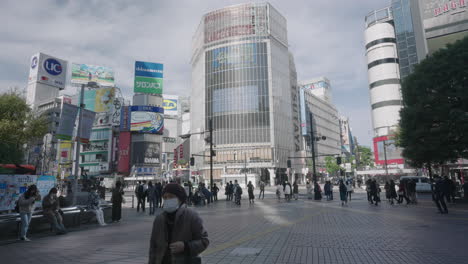 Szene-In-Shibuya-Kreuzung-Mit-Menschen-Gegen-Stadtbild-Von-Hochhäusern-Während-Einer-Pandemie-In-Tokio,-Japan