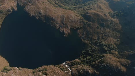 4K-Luftdrohnenaufnahmen-über-Der-1.-Lagune-Von-Pichgacocha-Aus-Ambo,-Huanuco,-Peru-In-Den-Anden