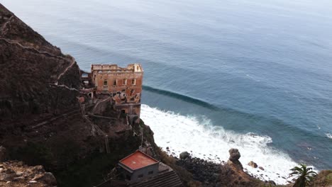 The-abandoned-Casa-Hamilton-in-Los-Realejos-in-Tenerife-by-the-sea