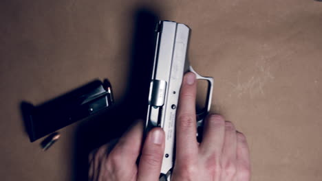 Hände-Entladen-9-mm-Pistole,-Die-Waffe-Sicher-Macht