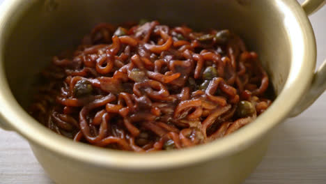 Koreanische-Schwarze-Spaghetti-Oder-Instant-Nudeln-Mit-Gerösteter-Chajung-Sojabohnensauce---Koreanischer-Essensstil