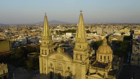 Drohne-Fliegt-Zwischen-Den-Türmen-Der-Kathedrale-Von-Guadalajara-In-Mexiko