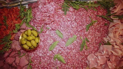 Paperoni-Fleisch-Snacks,-Die-Auf-Dem-Catering-Tisch-Im-Freien-Plattiert-Werden